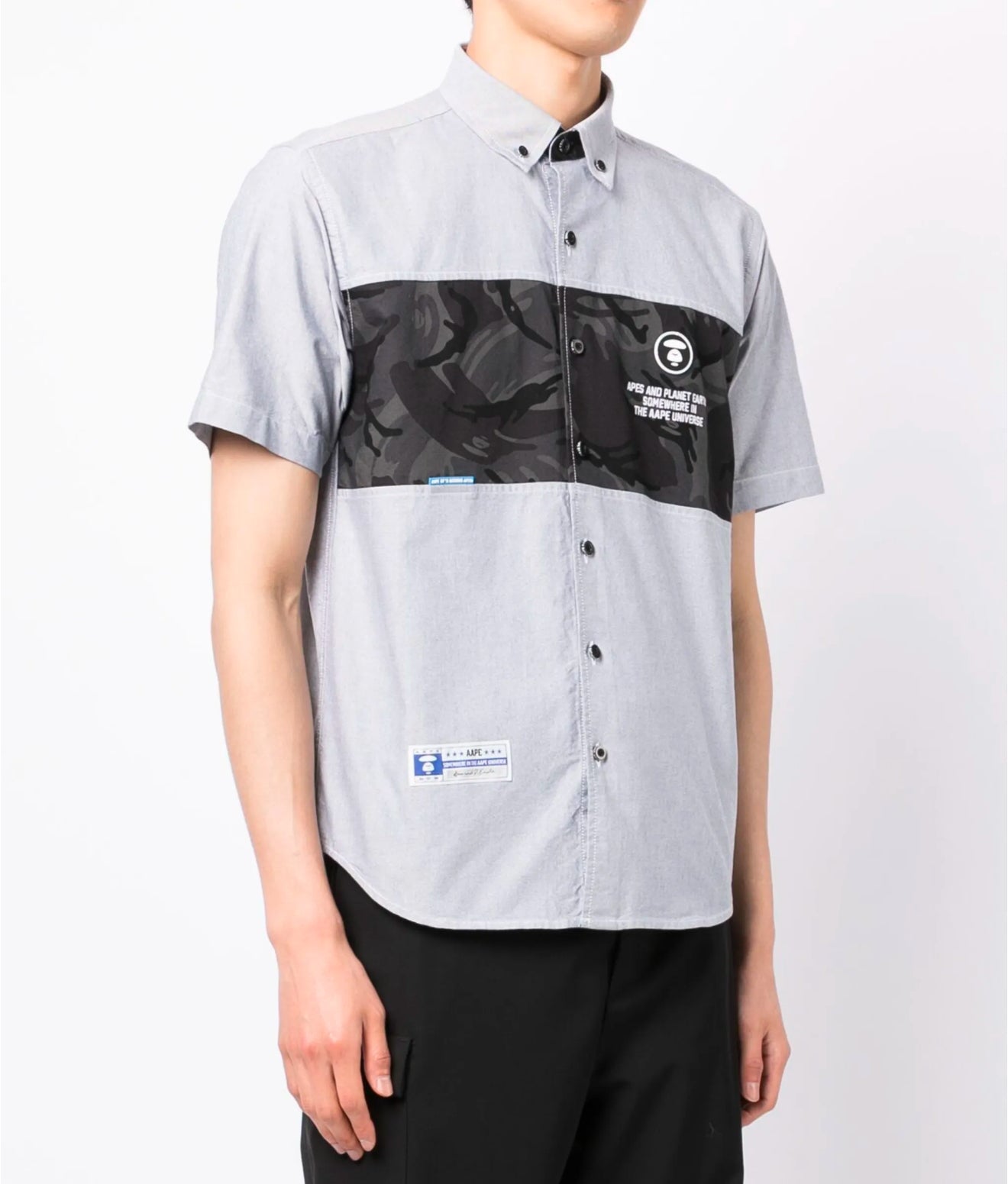 AAPE BY *A
BATHING APE®️
Camouflage-print logo- patch shirt