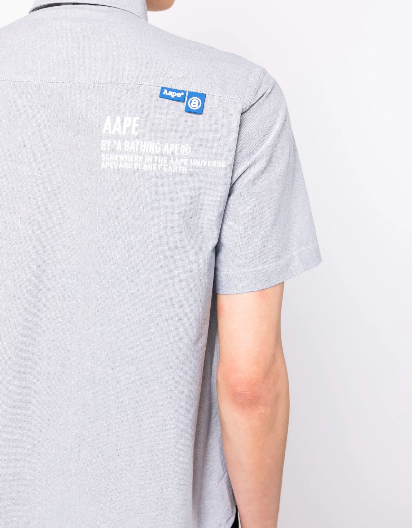 AAPE BY *A
BATHING APE®️
Camouflage-print logo- patch shirt